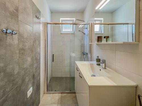 bagno con doccia e lavandino di studio apartment Noemi a Novigrad Istria