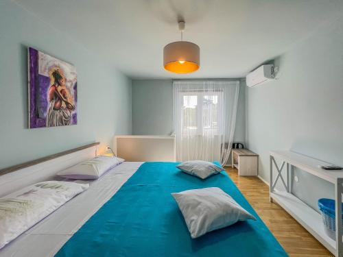 una camera con due letti e un dipinto sul muro di studio apartment Noemi a Novigrad Istria
