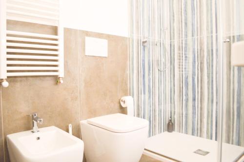 a bathroom with a toilet and a sink at Suite Comunicanti, tra Antico e Moderno in Assisi