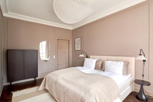 1 dormitorio con 1 cama blanca y TV en Stylish 4 Bedroom flat in CPH City en Copenhague