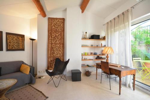 un salon avec une table et un canapé dans l'établissement Terrasses du château, à Le Barroux