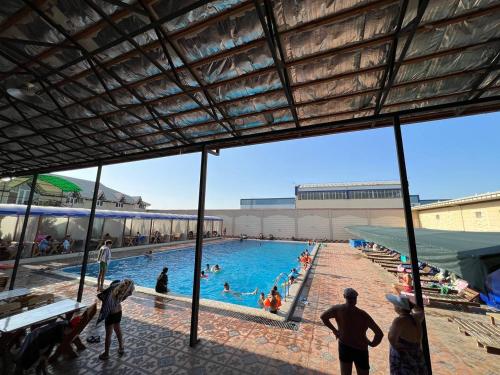 eine Gruppe von Personen in einem Schwimmbad in der Unterkunft Orom Hotel Fergana in Fargʻona