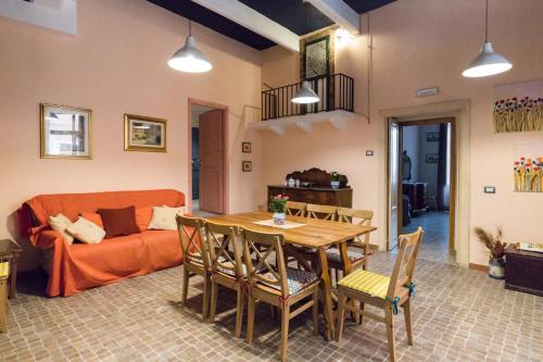 een woonkamer met een tafel en een bank bij Al Palazzetto di Milo in Milo