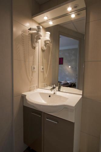 Ein Badezimmer in der Unterkunft Logis La Résidence