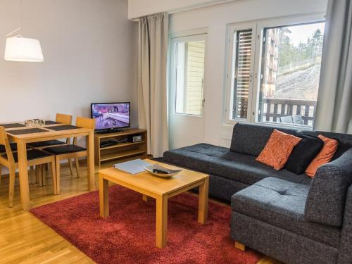ein Wohnzimmer mit einem Sofa und einem Tisch in der Unterkunft Holiday Home Ruka ski chalets 46- 1207 by Interhome in Ruka