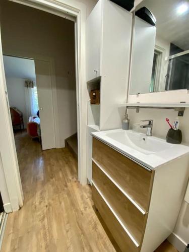 - une cuisine avec un évier, un miroir et un comptoir dans l'établissement Maison Familiale au pays basque, à Urrugne