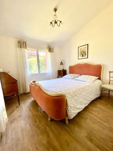 une chambre avec un grand lit et un piano dans l'établissement Maison Familiale au pays basque, à Urrugne