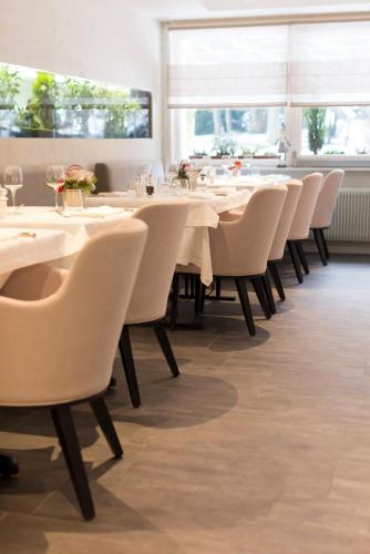 Ein Restaurant oder anderes Speiselokal in der Unterkunft Logis La Résidence 