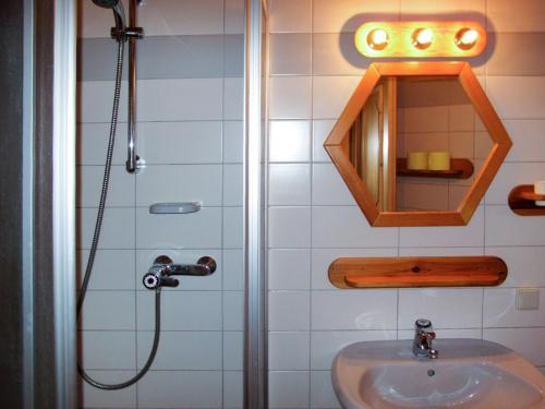 Ένα μπάνιο στο Apartment Kunzhof-5 by Interhome