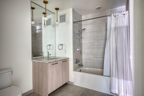 Un baño de W Loop 1BR w Deck Pool Gym 3 blocks to L CHI-645