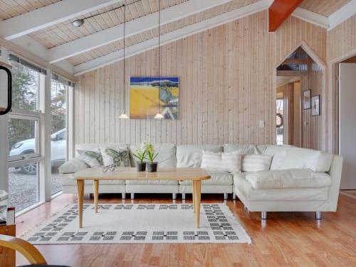 uma sala de estar com um sofá branco e uma mesa em Holiday Home Alvy - 200m from the sea in Djursland and Mols by Interhome em Ebeltoft