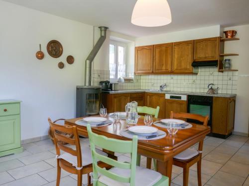 - une cuisine avec une table et des chaises en bois dans l'établissement Holiday Home Ca' Virc by Interhome, à Olivone