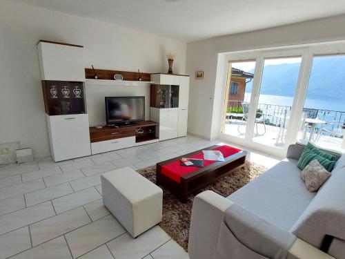 - un salon avec un canapé et une télévision dans l'établissement Apartment Mulino Vecchio by Interhome, à Ronco sopra Ascona