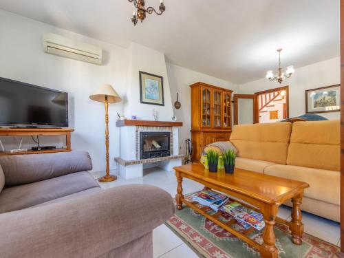 ein Wohnzimmer mit einem Sofa und einem Tisch in der Unterkunft Holiday Home Llimona by Interhome in Creixell