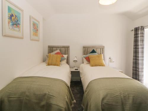 two beds sitting next to each other in a bedroom at Secret Lookout in Calstock