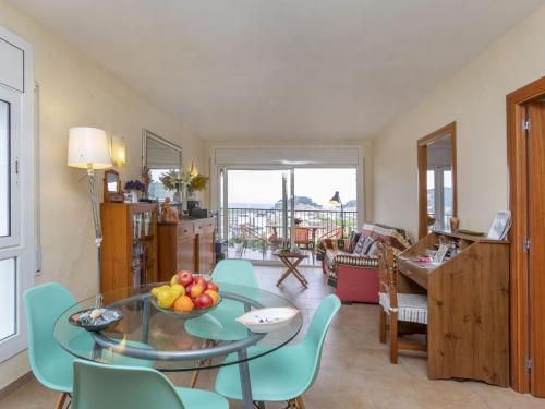 un salon avec une table en verre et des chaises dans l'établissement Apartment Sa Coma by Interhome, à Tossa de Mar