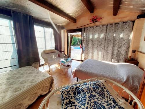 um quarto com 2 camas num quarto com uma janela em Villa le thoronet em Le Thoronet