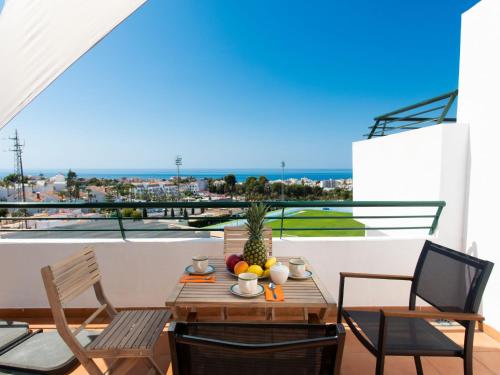 - une table sur un balcon avec vue sur l'océan dans l'établissement Apartment Azucena by Interhome, à Nerja