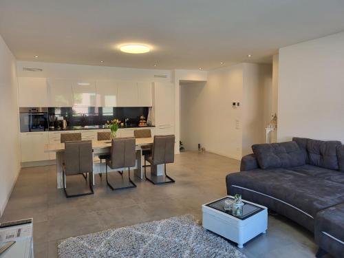 sala de estar con sofá y mesa en Apartment App- Julia Caslano by Interhome, en Caslano