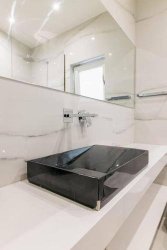 3 bedroom New Modern Flat in the heart of Athens