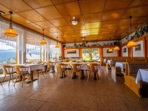 - un restaurant avec des tables et des chaises dans une salle dans l'établissement Holiday Home Bayerisch Häusl by Interhome, à Bayerisch Eisenstein