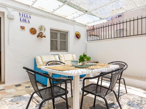 comedor con mesa y sillas en Holiday Home Lola by Interhome, en Deltebre