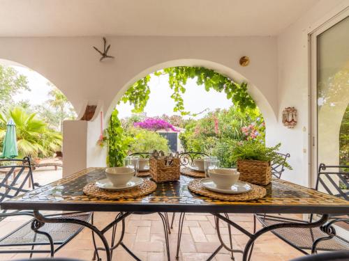 une table avec des tasses et des soucoupes sur une terrasse dans l'établissement Holiday Home Paraiso by Interhome, à Riumar