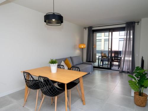 una sala de estar con una mesa y un sofá en Apartment Waves by Interhome, en Calafell