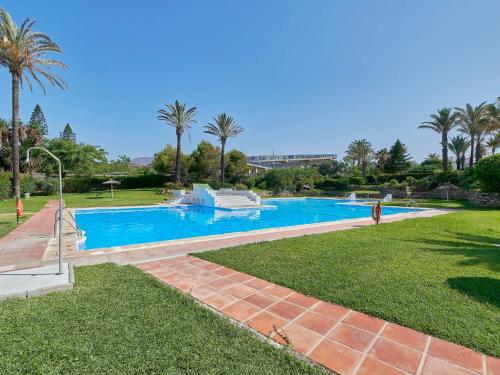 - une piscine dans un parc planté de palmiers dans l'établissement Holiday Home Bahía Dorada Playa by Interhome, à Estepona