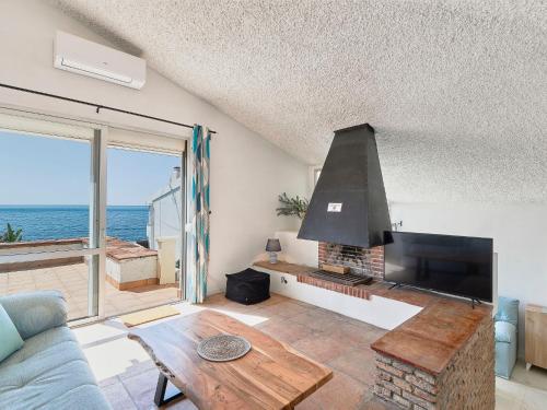 Il comprend un salon avec une cheminée et une télévision. dans l'établissement Holiday Home Bahía Dorada Playa by Interhome, à Estepona
