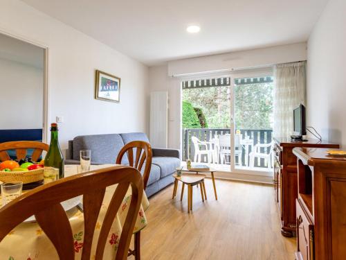 une cuisine et un salon avec une table et des chaises dans l'établissement Apartment Les Portes de la Mer-11 by Interhome, à Villers-sur-Mer