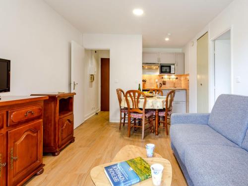 un salon avec un canapé et une table dans l'établissement Apartment Les Portes de la Mer-11 by Interhome, à Villers-sur-Mer