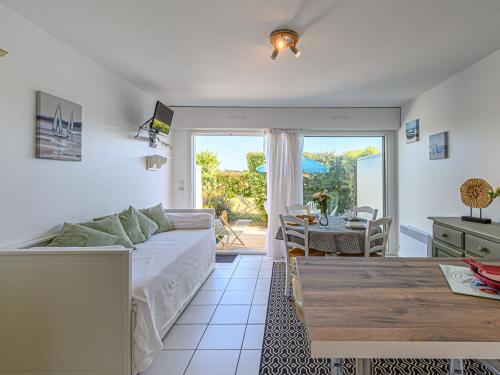 een slaapkamer met een bed en een eetkamer met een tafel bij Apartment Les Eiders by Interhome in Carnac