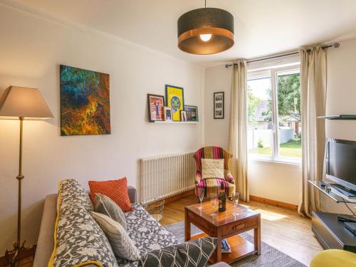 un salon avec un canapé et une télévision dans l'établissement Holiday Home Ty Naïg by Interhome, à Pouldreuzic