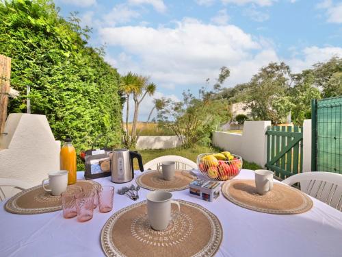 une table blanche avec des assiettes de nourriture dans l'établissement Holiday Home Le Douhet 1 by Interhome, à Saint-Georges-dʼOléron