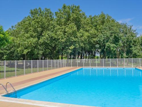 una piscina con recinzione e alberi di Studio Parc de Pontaillac-29 by Interhome a Vaux-sur-Mer