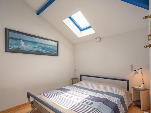 une chambre avec un lit et une lucarne dans l'établissement Apartment Parc de Pontaillac-28 by Interhome, à Vaux-sur-Mer