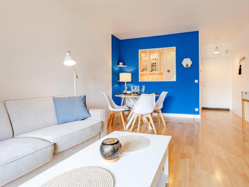 sala de estar con sofá blanco y pared azul en Apartment l'Hermitage-3 by Interhome, en Deauville
