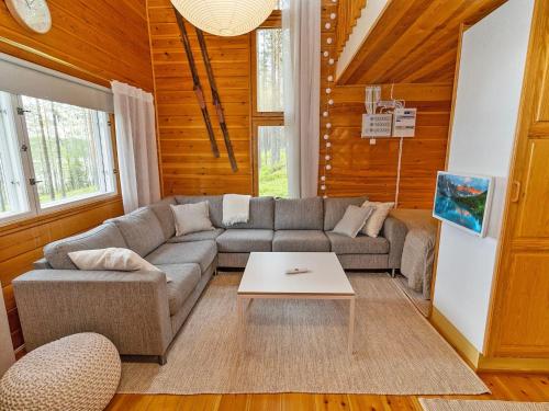 sala de estar con sofá y mesa en Holiday Home Alakitkanranta by Interhome, en Kuusamo