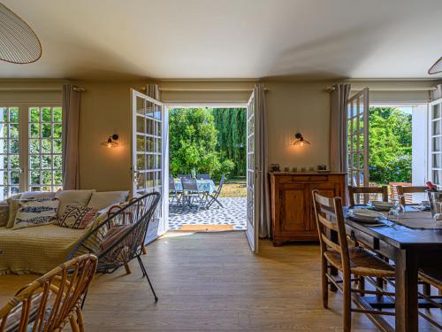 un salon avec une table et un canapé dans l'établissement Holiday Home Villa Cornouailles by Interhome, à Carnac
