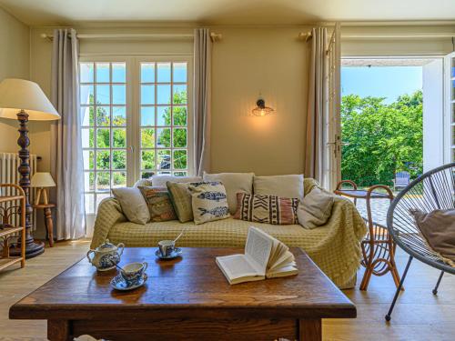 - un salon avec un canapé et une table avec des livres dans l'établissement Holiday Home Villa Cornouailles by Interhome, à Carnac