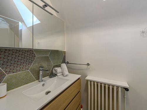 une salle de bain avec un lavabo et un miroir dans l'établissement Holiday Home Villa Cornouailles by Interhome, à Carnac
