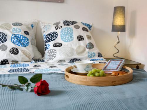 - un plateau avec une tasse et une assiette de nourriture sur un lit dans l'établissement Holiday Home Jardin Secret by Interhome, à Pornic