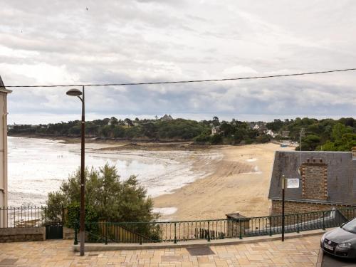 - une vue sur la plage avec un éclairage de rue dans l'établissement Apartment Le Prieuré by Interhome, à Dinard