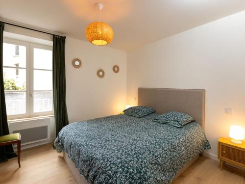 une chambre avec un lit et une grande fenêtre dans l'établissement Apartment Le Prieuré by Interhome, à Dinard