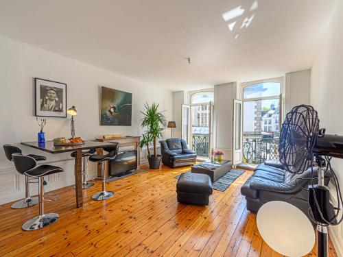 een woonkamer met een tafel en stoelen bij Apartment An'Alré by Interhome in Auray