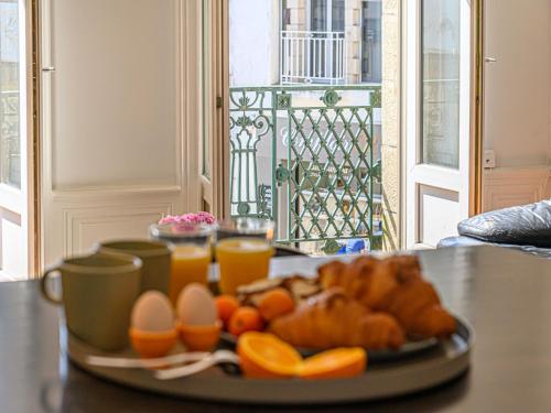 een bord met eieren en sinaasappels op een tafel bij Apartment An'Alré by Interhome in Auray
