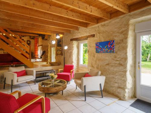 - un salon avec des chaises rouges et blanches dans l'établissement Holiday Home La Torche by Interhome, à Plovan