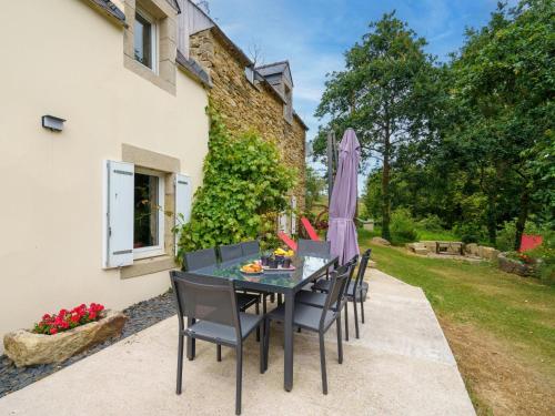 - une table et des chaises sur la terrasse d'une maison dans l'établissement Holiday Home La Torche by Interhome, à Plovan