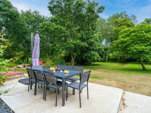 Κήπος έξω από το Holiday Home La Torche by Interhome
